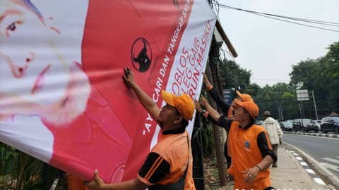 Satpol PP Jakarta Selatan membongkar sejumlah baliho yang menampilkan foto buronan KPK Harun Masiku.  Foto: Dok. Istimewa