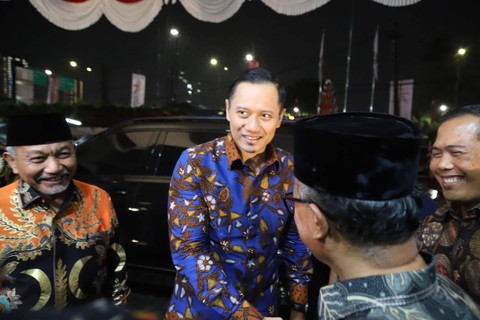 Agus Harimurti Yudhoyono (AHY) tiba di DPP PKS untuk menghadiri acara pagelaran wayang kulit, Minggu (27/8/2023). Foto: Fitra Andrianto/kumparan