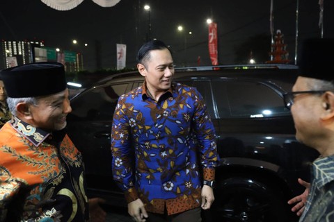 Agus Harimurti Yudhoyono (AHY) tiba di DPP PKS untuk menghadiri acara pagelaran wayang kulit, Minggu (27/8/2023). Foto: Fitra Andrianto/kumparan