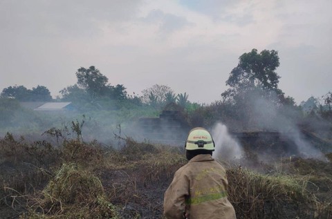 BPBD Kabupaten Tangerang memadamkan lahan yang terbakar akibat pembakaran sampah.  Foto: BPBD Kab Tangerang