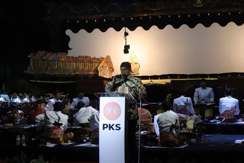 Bacapres dari Partai PKS Anies Baswedan memberi sambutan kepada para penonton wayang kulit di DPP PKS, Minggu (27/8/2023). Foto: Fitra Andrianto/kumparan