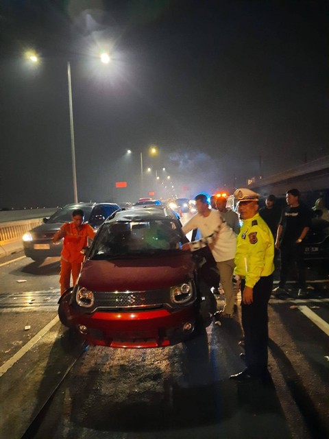 Kecelakaan lalu lintas melibatkan 2 kendaraan minibus di Tol MBZ. Foto: Twitter/@TMCPoldaMetro