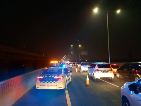 Kecelakaan lalu lintas melibatkan 2 kendaraan minibus di Tol MBZ. Foto: Twitter/@TMCPoldaMetro