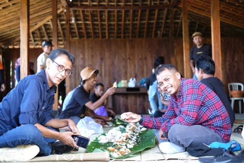 Penulis (kiri) pada salah satu sesi makan siang di Kampung Edukasi, Duren Sari, Cepogo.