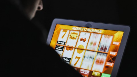 Ilustrasi judi slot. Foto: Audio und werbung/Shutterstock