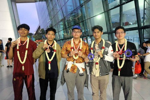 Siswa Indonesia raih lima medali dan dua penghargaan di ajang International Olympiad on Astronomy and Astrophysics (IOAA) ke-16 di Chorzow, Polandia. Foto: Kemendikbudristek