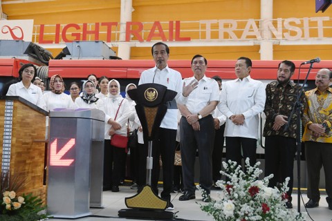 Presiden Jokowi (tengah) meresmikan LRT Jabodebek di Stasiun LRT Cawang, Jakarta, Senin (28/8/2023). Foto: Hafidz Mubarak A/ANTARA FOTO