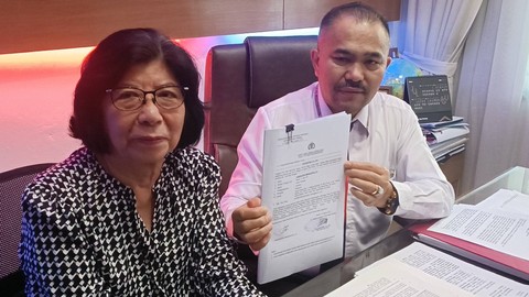 Mintarsih dan Kamarudin Simanjuntak soal dugaan penggelapan saham Blue Bird  di Kedoya, Jakarta Barat, Senin (28/8).   Foto: Giovanni/kumparan