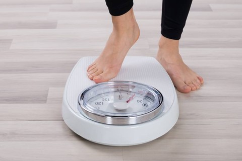  Ilustrasi menimbang berat badan. Foto: Shutterstock