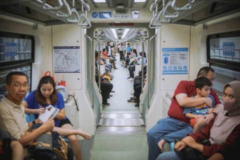 Warga menaiki moda transportasi Light Rail Transit (LRT) Jakarta Bogor Depok Bekasi (Jabodebek), Senin (28/8/2023) sore.   Foto: Jamal Ramadhan/kumparan