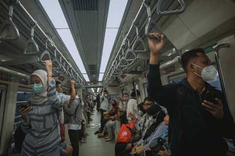 Warga menaiki moda transportasi Light Rail Transit (LRT) Jakarta Bogor Depok Bekasi (Jabodebek), Senin (28/8/2023) sore.
 Foto: Jamal Ramadhan/kumparan