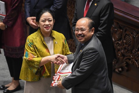 Ketua DPR Puan Maharani (kiri) menyerahkan laporan kinerja DPR kepada Ketua Komisi Yudisial (KY) Amzulian Rifai (kanan) dalam rapat paripurna memperingati HUT ke-78 DPR RI di kompleks Parlemen, Senayan, Jakarta, Selasa (29/8/2023). Foto: Aditya Pradana Putra/Antara Foto