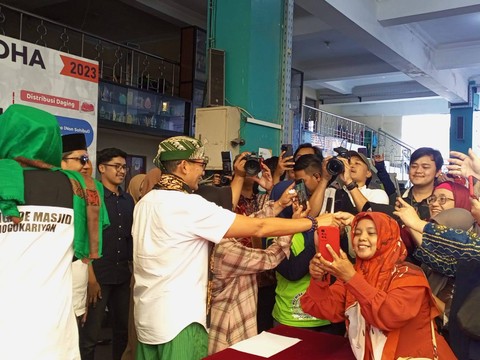 Sandiaga Uno menyapa ibu-ibu di Masjid Jogokariyan, Kota Yogyakarta, Selasa (29/8). Foto: Widi RH Pradana/Pandangan Jogja