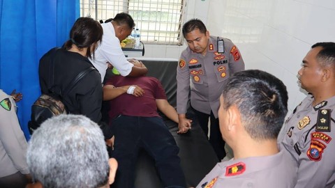 Kapolres Dairi, AKBP Reinhard, mengunjungi dua anggotanya yang masuk rumah sakit usai diberi tindakan disiplin dan meminta maaf. Foto: Polres Dairi