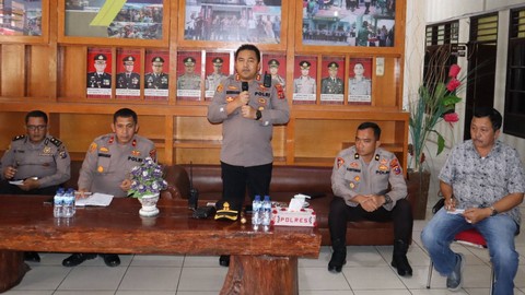 Kapolres Dairi, AKBP Reinhard, mengunjungi dua anggotanya yang masuk rumah sakit usai diberi tindakan disiplin dan meminta maaf. Foto: Polres Dairi