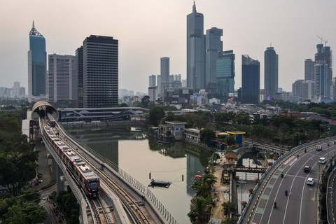 Foto udara ini memperlihatkan kereta LRT (Light Rail Transit) komuter di Jakarta pada 28 Agustus 2023. Foto: Bay Ismoyo / AFP