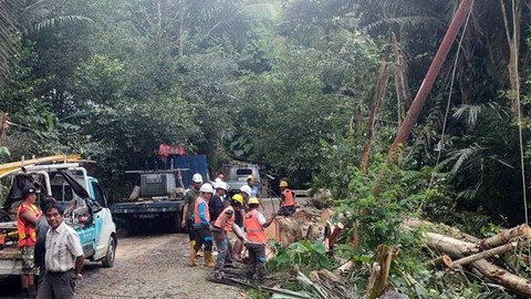 Jaringan listrik rusak usai dihantam cuaca buruk di Kabupaten Kepulauan Sangihe beberapa waktu lalu.