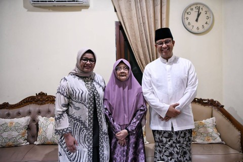 Anies Baswedan bertemu ibunda Ketua Umum PKB Muhaimin Iskandar di Jombang. Foto: Dok. Istimewa