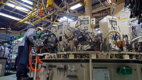 Petugas menyelesaikan produksi motor di pabrik Yamaha Indonesia Motor Manufacturing (YIMM) di Jakarta Timur. Foto: Dok. YIMM