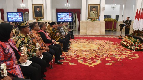 Presiden Joko Widodo (kanan) memberikan arahan saat Rapat Koordinasi Nasional (Rakornas) Pengendalian Inflasi 2023 di Istana Negara, Jakarta. Foto: ANTARA FOTO/Hafidz Mubarak A