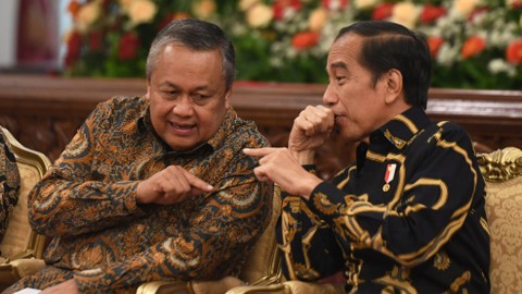 Presiden Joko Widodo (kanan) berbincang dengan Gubernur Bank Indonesia (BI) Perry Warjiyo saat mengikuti Rapat Koordinasi Nasional (Rakornas) Pengendalian Inflasi 2023 di Istana Negara, Jakarta, Kamis (31/8). Foto: ANTARA FOTO/Hafidz Mubarak A