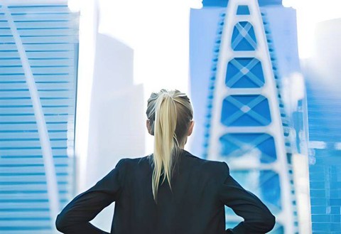 Ilustrasi business challange confident business woman over looking city. Sumber: Shutterstock