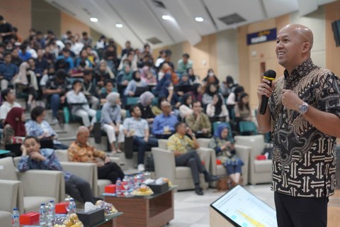 Direktur Keuangan dan Strategi BSI Ade Cahyo Nugroho saat memberikan kuliah umum terkait Merger Story: Process & Lesson Learned The Biggest Sharia Bank in Indonesia di depan 350 mahasiswa Fakultas Ekonomi dan Bisnis Universitas Indonesia, Rabu (30/8).Dok. BSI. 