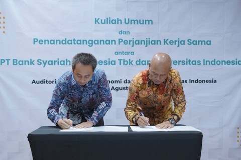 Direktur Retail Banking BSI Ngatari (kanan) bersama Dekan Fakultas Ekonomi dan Bisnis Universitas Indonesia Teguh Dartanto, Ph.D saat menandatangi perjanjian kersama terkait layanan payroll serta penggunaan produk dan layanan perbankan syariah di Auditorium FEB UI, Rabu (30/08). Dok. BSI