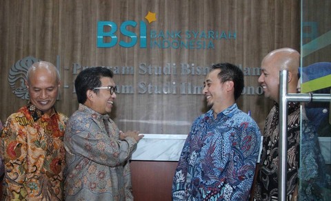 Direktur Retail Banking BSI Ngatari, Ketua Dewan Komisioner Otoritas Jasa Keuangan (OJK) periode 2012-2017 Muliaman D. Hadad, Dekan Fakultas Ekonomi dan Bisnis Universitas Indonesia Teguh Dartanto, Ph.D, dan Direktur Keuangan & Strategi BSI Ade Cahyo Nigroho saat peresmian renovasi ruangan sekretariat Program Studi S1 Reguler Ilmu Ekonomi Islam dan S1 Reguler Bisnis Islam Fakultas Ekonomi dan Bisnis Universitas Indonesia, Rabu (30/08). Dok. BSI. 