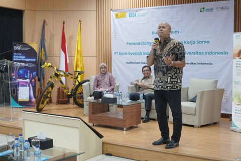 Direktur Keuangan dan Strategi BSI Ade Cahyo Nugroho (kanan) bersama Ketua Dewan Komisioner Otoritas Jasa Keuangan (OJK) periode 2012-2017 Muliaman D. Hadad (tengah) saat menjadi narasumber kuliah umum di depan 350 mahasiswa Fakultas Ekonomi dan Bisnis Universitas Indonesia, Rabu (30/8). Dok. BSI.