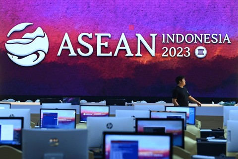 Pekerja melintas di ruang Media Center KTT ke-43 ASEAN 2023 di Jakarta Convention Center, Jakarta, Jumat (1/9/2023).  Foto: Zabur Karuru/ANTARA FOTO
