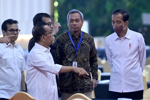 Presiden Joko Widodo (kanan) berbincang dengan Menteri Sekretaris Negara Pratikno (kedua kiri) saat meninjau media center KTT ke-43 ASEAN 2023 di JCC, Jakarta, Jumat (1/9/2023). Foto: Zabur Karuru/ANTARA FOTO