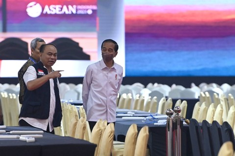 Presiden Joko Widodo (kanan) didampingi Menteri Komunikasi dan Informatika Budi Arie Setiadi (kedua kanan) meninjau media center KTT ke-43 ASEAN 2023 di Jakarta Convention Center, Jakarta, Jumat (1/9/2023). Foto: M Agung Rajasa/ANTARA FOTO