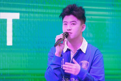 Penyanyi Rich Brian saat hadir konferensi pers GUE88 University Offcial Launc Party di Grand Indonesia, Jakarta, (1/9/2023).  Foto: Agus Apriyanto
