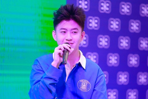 Penyanyi Rich Brian saat hadir konferensi pers GUE88 University Offcial Launc Party di Grand Indonesia, Jakarta, (1/9/2023).  Foto: Agus Apriyanto