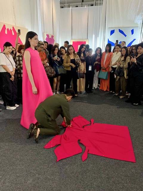 Auguste Soesastro mendemonstrasikan konstruksi desainnya, Pameran 15 Tahun Karir Auguste Soesastro di Plaza Indonesia Jakarta.  Foto: Lynda Ibrahim