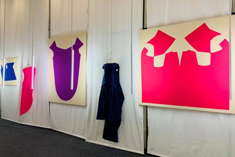 Desain Auguste Soesastro bersama polanya, Pameran 15 Tahun Karir Auguste Soesastro di Plaza Indonesia Jakarta.  Foto: Lynda Ibrahim