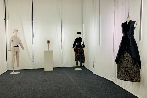 Desain Auguste Soesastro bersama polanya, Pameran 15 Tahun Karir Auguste Soesastro di Plaza Indonesia Jakarta.  Foto: Lynda Ibrahim