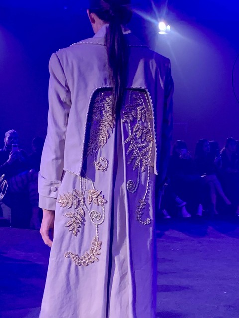 Jaket bertakik di punggung desain Studio Moral pada Pagelaran Karir 10 Tahun di Jakarta, pada Agustus 2023. Foto: Lynda Ibrahim