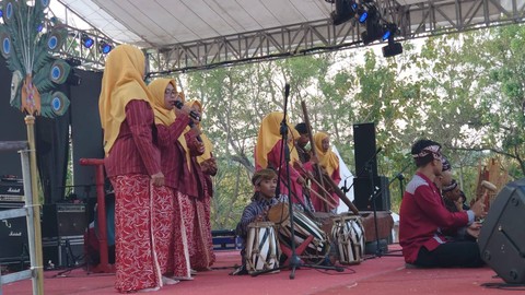 Kelompok seni gejog lesung saat tampil di Gebyar 11 Tahun UU Keistimewaan DIY di Lapangan Secang, Sendangsari, Pengasih. Foto: Widi RH Pradana  