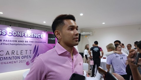 Atlet bulu tangkis Indonesia, Fajar Alfian, memberikan keterangan kepada wartawan di Gedung Unedo, Jakarta, Jumat (1/9). Foto: Jodi Hermawan/kumparan
