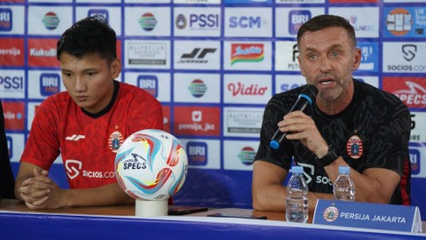 Thomas Doll dan Syahrian Abimanyu dalam sesi konferensi pers jelang laga Persija vs Persib, Jumat (1/9). Foto: Dok. Persija