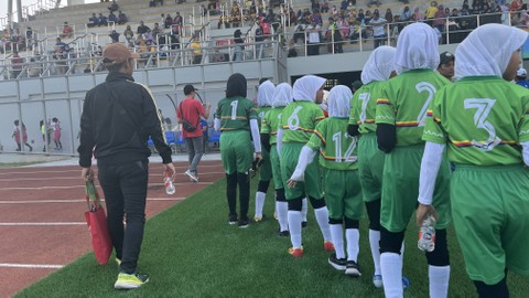 Coach Hidayat dan tim SDN Jambean 2 Pati di MilkLife Soccer Challenge Batch 2. Foto: Antika Fahira/kumparan
