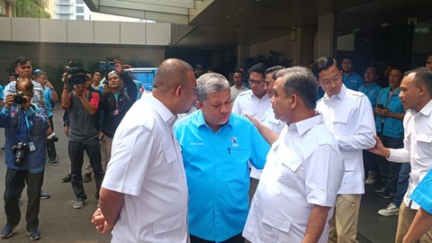 Wakil Ketua Umum Partai Gelora, Fahri Hamzah dan Sekjen Partai Gerindra, Ahmad Muzani di Djakarta Theater, Jakarta, Sabtu (2/9). Foto:  Zamachsyari/kumparan