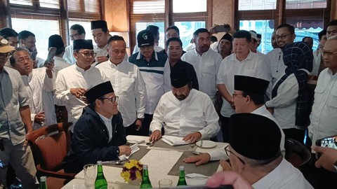 Ketua Umum NasDem, Surya Paloh dan Capres Anies Baswedan tiba di tiba di acara deklarasi Capres-cawapres Anies Baswedan dengan Muhaimin Iskandar di Hotel Majapahit, Surabaya, Sabtu (2/9/2023). Foto: Farusma Okta Verdian/kumparan