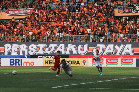 Pertandingan Persija melawan Persib di Liga 1 yang digelar di Stadion Patriot Candrabhaga, Sabtu (2/9/2023). Foto: Jamal Ramadhan/kumparan