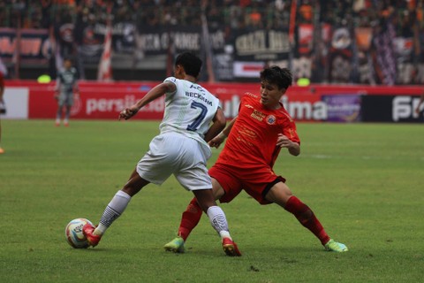 Pertandingan Persija melawan Persib di Liga 1 yang digelar di Stadion Patriot Candrabhaga, Sabtu (2/9/2023). Foto: Jamal Ramadhan/kumparan