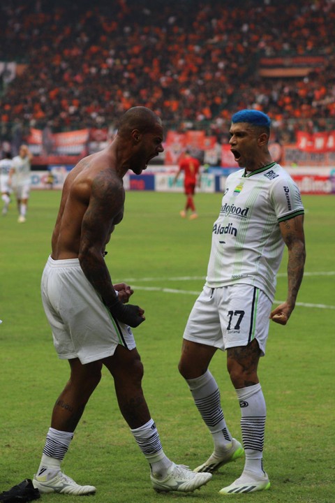 Selebrasi pemain Persib saat melawan Persija di Liga 1 yang digelar di Stadion Patriot Candrabhaga, Sabtu (2/9/2023). Foto: Jamal Ramadhan/kumparan