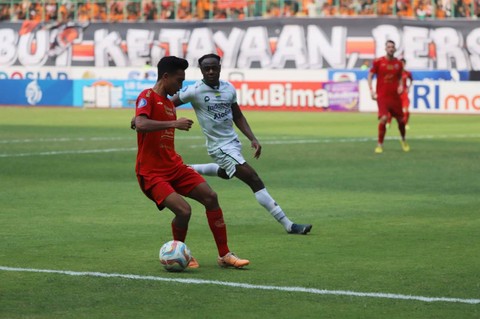 Pertandingan Persija melawan Persib di Liga 1 yang digelar di Stadion Patriot Candrabhaga, Sabtu (2/9/2023). Foto: Jamal Ramadhan/kumparan