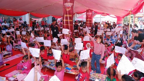 Suasana lomba mewarnai taman kanak-kanak yang digelar oleh Alfamidi memperingati semarak ulang tahun ke-16.